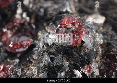 Granate vom Typ Almandine in Biotite Mica schist Stockfoto