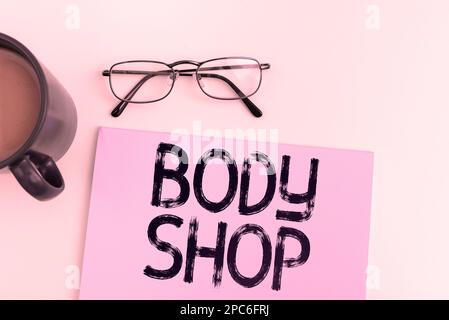 Schreiben mit Text Body Shop. Ein Wort, das in einem Geschäft geschrieben wird, in dem Karosserien hergestellt oder repariert werden Stockfoto