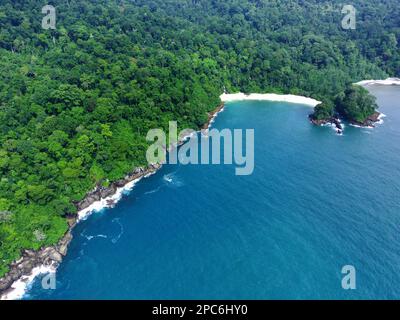 Der wunderschöne Blick auf Teluk Ijo oder Green Bay in Banyuwangi, Indonesien. Luftaufnahmen. Stockfoto