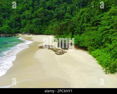 Der wunderschöne Blick auf Teluk Ijo oder Green Bay in Banyuwangi, Indonesien. Luftaufnahmen. Stockfoto