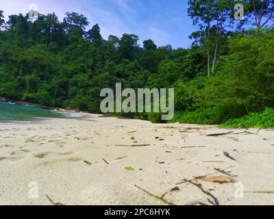 Sand am Wald und Himmel am Teluk Ijo Strand, Banyuwangi. Natur- und Landschaftsfotografie. Stockfoto