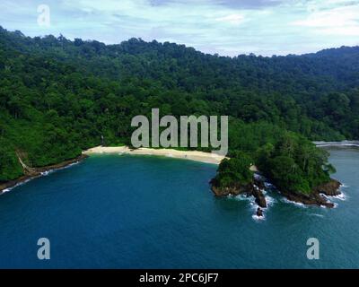 Der wunderschöne Blick auf Teluk Ijo oder Green Bay in Banyuwangi, Indonesien. Luftaufnahmen. Stockfoto