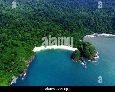 Der wunderschöne Blick auf Teluk Ijo oder Green Bay in Banyuwangi, Indonesien. Luftaufnahmen. Stockfoto