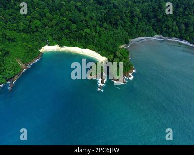 Der wunderschöne Blick auf Teluk Ijo oder Green Bay in Banyuwangi, Indonesien. Luftaufnahmen. Stockfoto