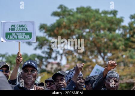 Anhänger der Demokratischen Volkspartei (PDP) protestieren am nationalen Hauptquartier der Unabhängigen nationalen Wahlkommission (INEC) in Abuja, um das Ergebnis des Wahlergebnisses vom Februar 25. zu missbilligen. Abuja, Nigeria. Stockfoto