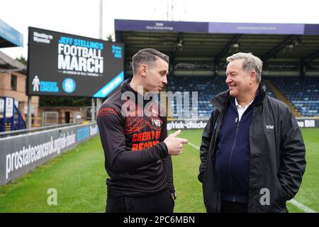 Jeff Stelling (rechts) spricht während eines Medientags im Adams Park, Wycombe, mit Matt Bloomfield, dem Manager der Wycombe Wanderers. Foto: Montag, 13. März 2023. Stockfoto