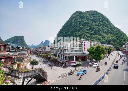 Ein breiter Highway in Yangshuo, umgeben von hohen Bergen. Stockfoto