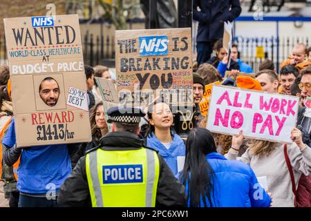 London, Großbritannien. 13. März 2023. Eine Kundgebung in whitehall gegenüber der Downing Street - Junior Doctors (alle Ärzte unterhalb der Stufe Consultant) beginnen einen dreitägigen Streik über Lohn und Arbeitsbedingungen. Der Streik wurde von der BMA organisiert. Kredit: Guy Bell/Alamy Live News Stockfoto