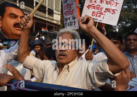 Kalkutta, Indien. 13. März 2023. Protestkundgebung des westbengalischen Pradesh-Kongresskomitees gegen Raj Bhavan gegen die Adani-Hindenburg-Reihe und den Tapan-Kandu-Mordtag in Kolkata, Indien, am 13. März 2023. (Foto: Biswarup Ganguly/Pacific Press/Sipa USA) Guthaben: SIPA USA/Alamy Live News Stockfoto