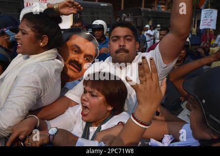 Kalkutta, Indien. 13. März 2023. Protestkundgebung des westbengalischen Pradesh-Kongresskomitees gegen Raj Bhavan gegen die Adani-Hindenburg-Reihe und den Tapan-Kandu-Mordtag in Kolkata, Indien, am 13. März 2023. (Foto: Biswarup Ganguly/Pacific Press/Sipa USA) Guthaben: SIPA USA/Alamy Live News Stockfoto