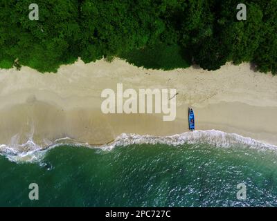 Luftfoto eines traditionellen Bootes am Strand in Teluk Ijo, Banyuwangi. Indonesien. Stockfoto