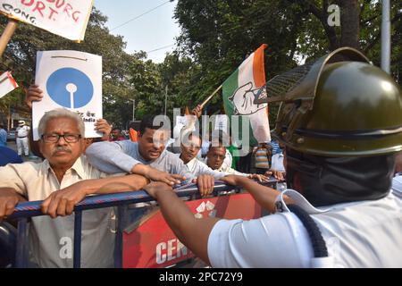 Kalkutta, Indien. 13. März 2023. Protestkundgebung des westbengalischen Pradesh-Kongresskomitees gegen Raj Bhavan gegen die Adani-Hindenburg-Reihe und den Tapan-Kandu-Mordtag in Kolkata, Indien, am 13. März 2023. (Foto: Biswarup Ganguly/Pacific Press/Sipa USA) Guthaben: SIPA USA/Alamy Live News Stockfoto