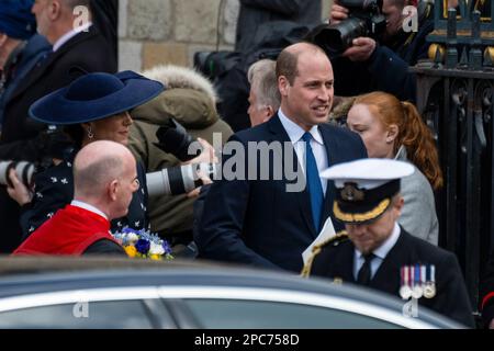 London, Großbritannien. 13. März 2023 Der Prinz und die Prinzessin von Wales verlassen den Commonwealth Service in Westminster Abbey mit dem Prinzen von Wales. Der Gottesdienst findet seit 1972 statt und feiert die Menschen und Kulturen der 54 Commonwealth-Nationen. Dies ist der erste Gottesdienst von König Karl, nach dem Tod von Königin Elizabeth II. Kredit: Stephen Chung / Alamy Live News Stockfoto