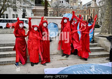 London, Großbritannien. Rote Rebellen-Brigade. Extinction Rebellion protestierte am Parliament Square gegen die Blockierung eines Gesetzes durch die britische Regierung, das Wasserunternehmen verpflichtet, keine rohen Abwässer in unsere Wasserstraßen und Meere zu kippen. Kredit: michael melia/Alamy Live News Stockfoto