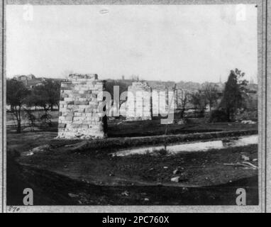 Blick auf die Ruinen von Richmond und Petersburg R. Brücke, James River, Richmond, Virginia. Brady-Handy Collection, Nr. 870. Eisenbahnbrücken, Virginia, Richmond, 1860-1870, Kriegsschaden, Virginia, Richmond, 1860-1870, Usa, Geschichte, Bürgerkrieg, 1861-1865, Zerstörung und Plünderung. Stockfoto