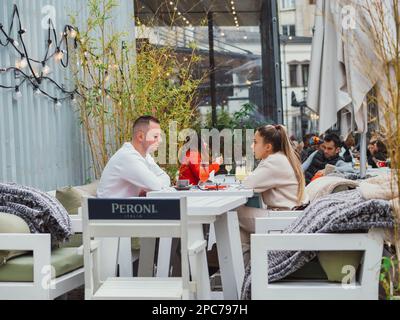 Bukarest, Rumänien - August 2023: Urbane Szene mit Menschen, die an Tischen sitzen und einen Drink in der Altstadt von Bukarest genießen Stockfoto