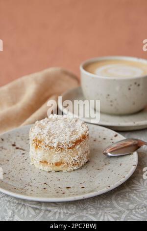 Ästhetisches veganes Karotten-Dessert mit Agavesirup. Kein Backen, glutenfreier, zuckerfreier Kuchen. Richtig für schnell. Stockfoto