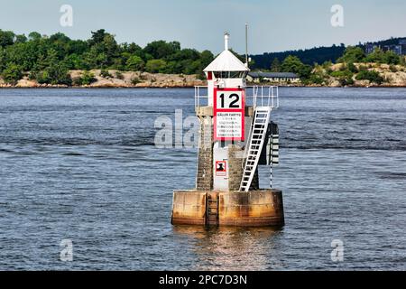 Kleiner runder Leuchtturm Blockhusudden in Naturstein, Stockholm, Schweden, Europa Stockfoto