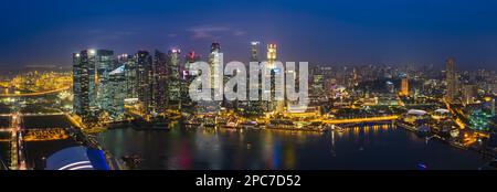 Skyline von Singapur und Marina Bay in der Abenddämmerung, Singapur Stockfoto