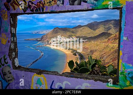 Playa de las Teresitas Strand, gesehen durch eine Ruine, Graffiti, San Andres, hinter Santa Cruz, Teneriffa, Kanarische Inseln, Spanien, Europa Stockfoto