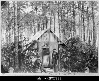 Hauptquartier der Armee von Potomac - Brandy Station, Februar 1864. Postamt, Brandy Station, Virginia, Dezember 1863. Postamt, Hauptquartier, Armee von Potomac. Nr. 587, Titel von Artikel, alternativer Titel, Fotograf und Datum aus Katalog der fotografischen Vorfälle des Krieges, aus der Galerie von Alexander Gardner. Von Bob Zeller, veröffentlicht vom Center for Civil war Photography, c2003, handschriftliche Anmerkung auf Mount: „William B. Haslett?“ Identifizieren eines der Männer auf dem Foto, Gift; Oberst Godwin Ordway; 1948. Vereinigte Staaten, Geschichte, Bürgerkrieg, 1861-1865, Vereinigte Staaten, Virginia, Brandy Station. Stockfoto