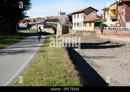 Bernate Ticino MI, Italien - 03 11 2023 :Naviglio Grande trocken wegen der langen Dürre Stockfoto