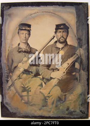 George Gray von Kompanie K, 38. Regiment der Freiwilligen in Ohio und unidentifizierter Soldat in Uniform und Futtermütze mit Gewehren, einschließlich Colt 1855 Carbine. Liljenquist Family Sammlung von Bürgerkriegsfotografien , ausgestellt mit: "The Last Full Measure : Civil war Photographs from the Liljenquist Family Collection" in der Library of Congress, Washington, D.C., 2011, pp/liljunion. Gray, George, -1913, Usa, Army, Ohio Infanterie Regiment, 32. (1861-1865), People, United States, History, Bürgerkrieg, 1861-1865, Militärpersonal, Union, Soldaten, Union, 1860-1870, Militäruniformen, Union, Stockfoto