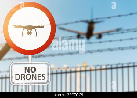 Nahaufnahme der Drohne prohobition Zeichen gegen Sperranlage und Flugzeug Landung auf dem Flughafen Stockfoto