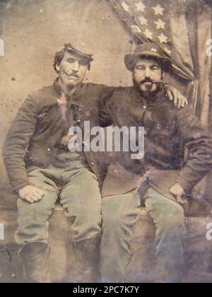 Zwei nicht identifizierte Soldaten in Uniformen der Union mit Zigarren im Mund vor der amerikanischen Flagge, einer von 6. Soldaten der Potomac Futterhut. Liljenquist Family Sammlung von Bürgerkriegsfotos, pp/liljunion. Vereinigte Staaten, Armee des Potomac, Korps, 6. (1862-1865), Menschen, Soldaten, Union, 1860-1870, Militäruniformen, Union, 1860-1870, Zigarren, 1860-1870, Raucher, 1860-1870, Usa, Geschichte, Bürgerkrieg, 1861-1865, Militärpersonal, Union. Stockfoto