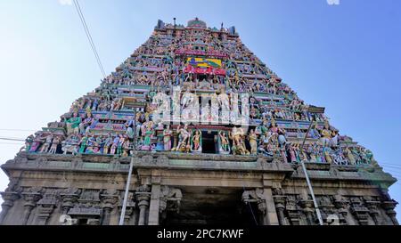 Chennai, Tamilnadu, Indien-Dezember 29 2022: Wunderschöner Blick auf den Eingang des antiken Kapaleeshwarar-Tempels. Erstaunliche Architektur mit bunten hinduistischen Idols Stockfoto