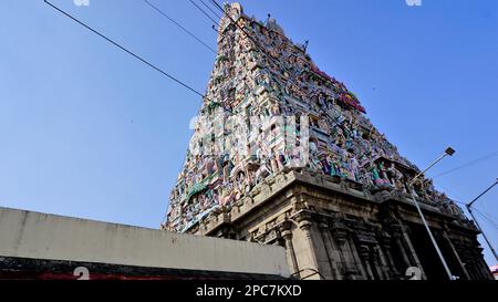 Chennai, Tamilnadu, Indien-Dezember 29 2022: Wunderschöner Blick auf den Eingang des antiken Kapaleeshwarar-Tempels. Erstaunliche Architektur mit bunten hinduistischen Idols Stockfoto