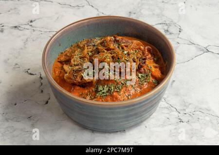 Indisches Essen (Küche). Hühnchen Lababdar Stockfoto