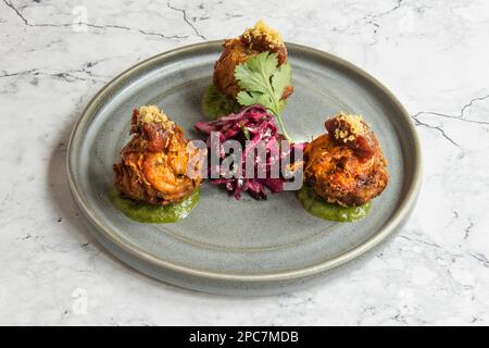 Indisches Essen (Küche). Zwiebel Bhaji Stockfoto