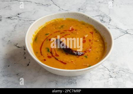 Indisches Essen (Küche) Tarka Daal Stockfoto