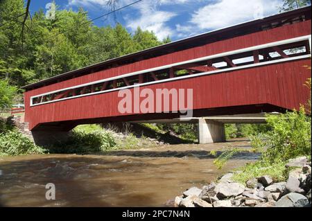 Blick auf die überdachte Brücke, die den Fluss überquert, die Twin Bridges, East und West Paden, Huntington Creek, Columbia County, Pennsylvania (U.) S. A. Stockfoto