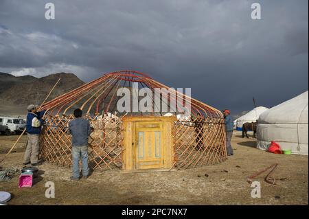 Die kasachischen Nomaden richten in Vorbereitung auf das Adlerjagd-Festival, die Altai-Berge, Bajan-Ulgii und die westliche Mongolei Lager ein Stockfoto