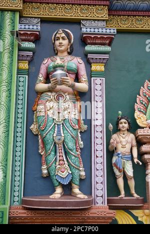 Statue einer indischen Frau in Sari, mit geschmackvoller Dekoration, Sri Vadapathira Kaliamman Tempel, Little India, Singapur Stockfoto