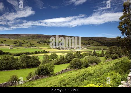 Blick über den Fluss Swale in Richtung Dorf Gunnerside, Swaledale, Yorkshire Dales, North Yorkshire, England, Vereinigtes Königreich Stockfoto