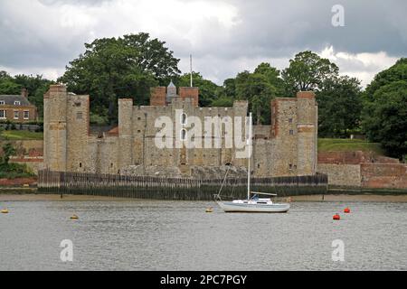 Blick auf die Artillerie-Festung elisabethanischer Herkunft, Schloss Upnor, Upnor, Fluss Medway, Kent, England, Vereinigtes Königreich Stockfoto