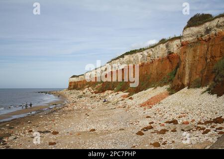 Blick auf den Strand mit Kreide- und Steinklippen, Hunstanton, Norfolk, England, Großbritannien Stockfoto