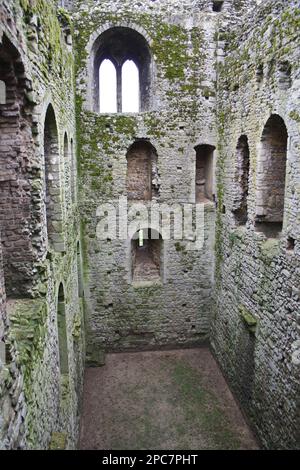 Innere der Ruine aus dem 12. Jahrhundert, Castle Rising Castle, Castle Rising, Norfolk, England, Vereinigtes Königreich Stockfoto