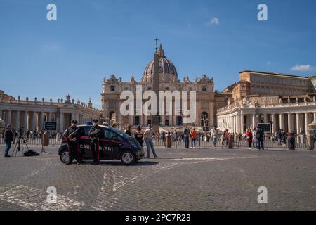 Rom, Italien. 13. März 2023 Carabinnieri bietet Sicherheit auf dem Petersdom, da Papst Franziskus I heute zehn Jahre nach seiner Wahl durch ein Kollegium von Kardinälen am 10. März 2013 Kredit: amer ghazzal/Alamy Live News Stockfoto