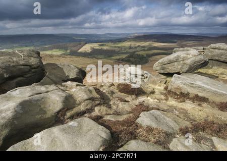 Blick auf den Lebensraum im Hochland und Gritstone Edge, Blick auf Bamford, Stanage Edge, Peak District, Derbyshire, England, Vereinigtes Königreich Stockfoto