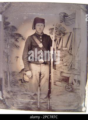 Unidentifizierter Soldat in Gewerkschaftsuniform, Zouave fez und New Yorker Schnalle mit Mützenbox, Muskete und USA Modell 1862 „Zouave“-Bajonett vor dem bemalten Hintergrund mit Militärlager. Liljenquist Family Sammlung von Bürgerkriegsfotografien , Veröffentlicht in: Militärbilder. HENRYVILLE, Pa, Januar-Februar 1999 (XX, 4), S. 32, pp/liljunion. Usa, Armee, Volk, 1860-1870, Soldaten, Union, 1860-1870, Militäruniformen, Union, 1860-1870, Gewehre, 1860-1870, Bajonette, 1860-1870, Hintergrund, 1860-1870, Usa, Geschichte, Bürgerkrieg, 1861-1865, Militärpersonal, Union. Stockfoto