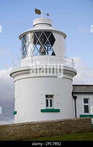 Weiß gestrichener Leuchtturm an der Küste, Anvil Point Leuchtturm, Durlston, Isle of Purbeck, Dorset, England, Vereinigtes Königreich Stockfoto