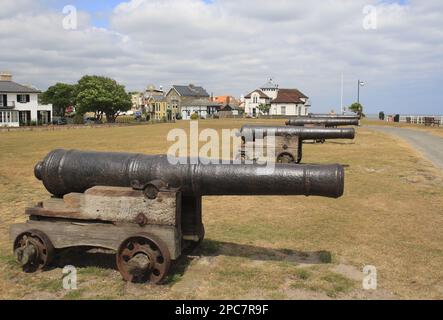 18. Century 18-Pfünder Gewehre am Meer von Küstenstadt, Gun Hill, Southwold, Suffolk, England, Vereinigtes Königreich Stockfoto