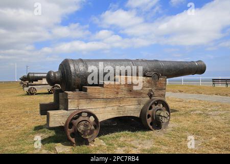 18. Century 18-Pfünder Gewehre am Meer von Küstenstadt, Gun Hill, Southwold, Suffolk, England, Vereinigtes Königreich Stockfoto