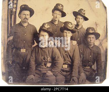 Unidentifizierter Infanterie-Sergeant in Uniform mit fünf jungen Infanterie-Soldaten mit amerikanischer Flagge an der Seite. Liljenquist Family Sammlung von Bürgerkriegsfotos, pp/liljunion. Usa, Armee, Volk, 1860-1870, Soldaten, Union, 1860-1870, Militäruniformen, Union, 1860-1870, Jugend, 1860-1870, Usa, Geschichte, Bürgerkrieg, 1861-1865, Militärpersonal, Union. Stockfoto