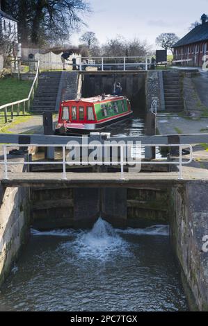 Narrowboat durch die Kanalschleuse, Bunbury Locks, Shropshire Union Canal, Bunbury, Cheshire, England, Vereinigtes Königreich Stockfoto