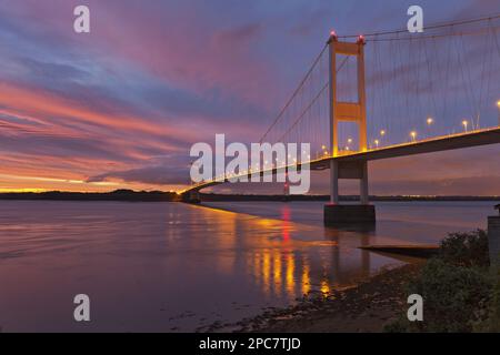 Blick auf die Hängebrücke bei Sonnenaufgang, Blick von Beachley in Richtung Monmouthshire, Severn Bridge, River Severn, Severn Estuary, Gloucestershire Stockfoto